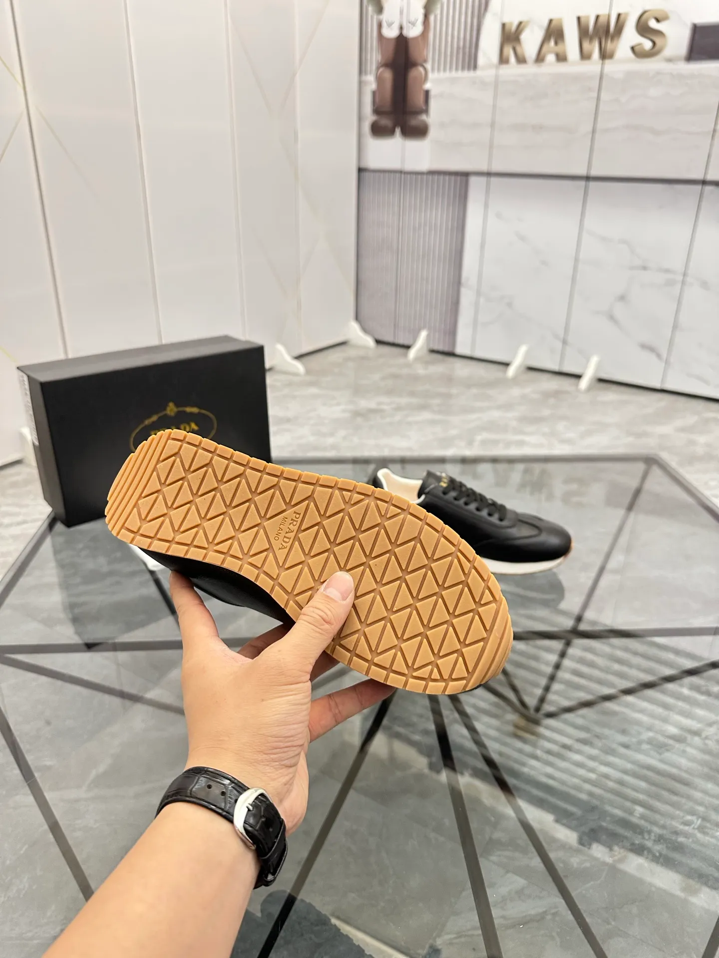 Men's shoes: 💰P420¥ Product trademark: Prada *"Prada*" low-top casual shoes Regular size: 38-44 (can be customized to 45) Product materials: imported cowhide upper, sheepskin lining, original outsole. Number: 020